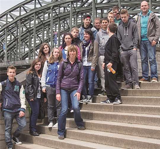 Die Teilnehmer vor der Hohenzollernbrücke in Köln.privat