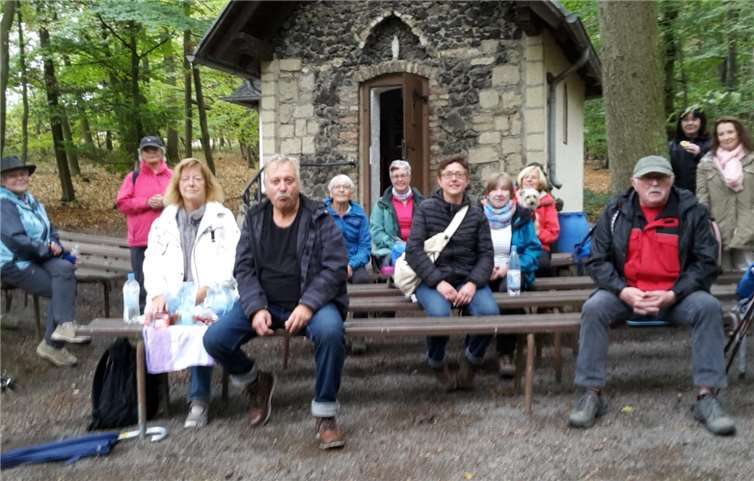 Die Teilnehmer vor der Kapelle. Zum Abschluss kehrte der ein oder andere Wanderer noch ins Innere der Kapelle ein. Fotos: privat