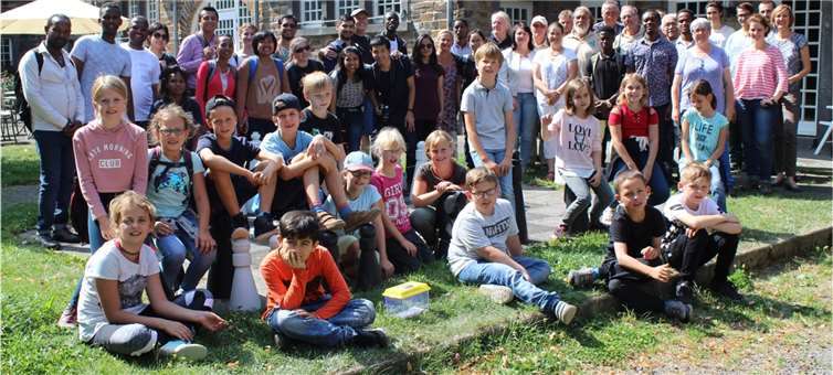 Die Teilnehmer während der Mittagspause im Waldgut Schirmau.