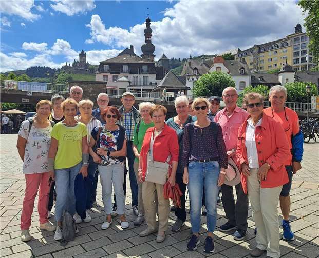 Die Teilnehmer während der Stadtführung (im Hintergrund die Reichsburg).  Foto: Josef Darscheid