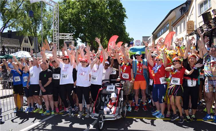 Die Teilnehmer waren gut gelaunt am Start. - EICH -