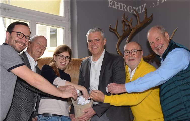 Die Teilnehmer wurden per Los ermittelt, das aus einem Mammutknochen gezogen wurde.Foto: privat