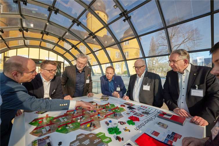 Die Teilnehmer zeigen großen Einsatz bei einem Planspiel zum Thema Resilienz.