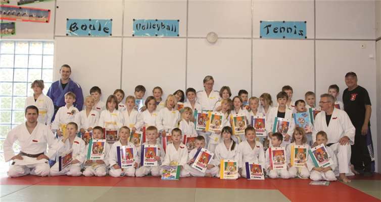 Die Teilnehmer zeigen stolz ihre Urkunden. Mit dabei die Übungsleiter Jan Mecklenburg (vo.l.), Sebastian Hartmann (2.v.l.h.), Birgit Binder (M.h.), Kurt Weber (3.v.r.) und Organisator dieser Veranstaltung Josef Wirtz (1.v.r.).Privat