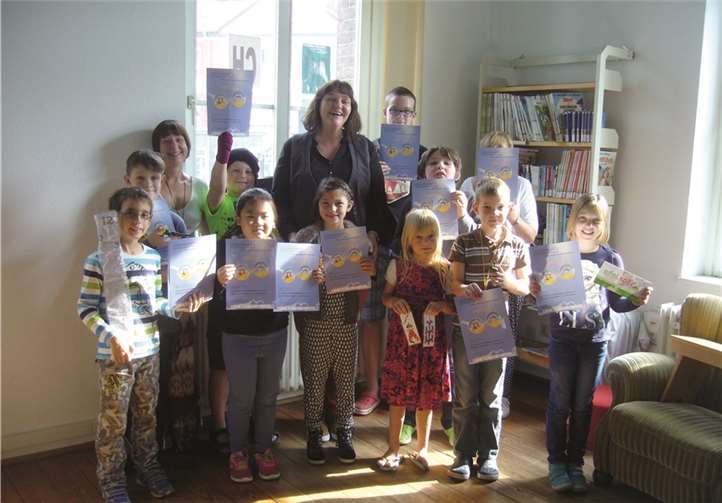 Die Teilnehmer zeigen stolz ihre Urkunden.Gabi Heugen-Ecker