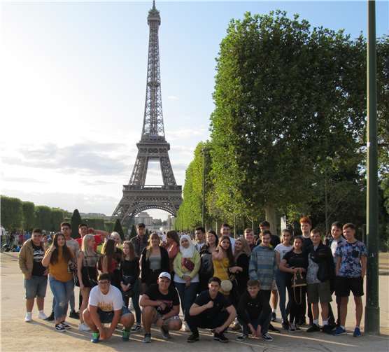 Die TeilnehmerInnen der Klassenfahrt vor dem EiffelturmFotos: privat