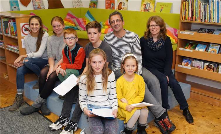 Die TeilnehmerInnen der TextProbe in der Öffentlichen Bücherei St. Martin.Copyright: Rot