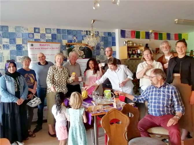 Die TeilnehmerInnen der Veranstaltung testeten die fairen Produkte.  Foto: Schatzkammer