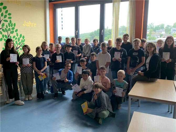 Die TeilnehmerInnen erhielten jeweils eine Urkunde, ein kleines Knobelspiel sowie ein Aufgaben- und Lösungsheft.  Foto: Realschule plus Puderbach