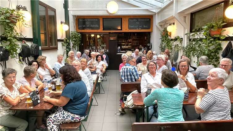 Die TeilnehmerInnen genossen ein gemeinsames Abendessen in einer rustikalen Äppelwoi-Gaststätte.  Foto: Kfd Lonnig