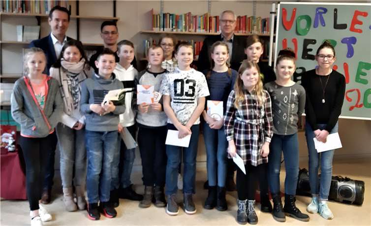 Die TeilnehmerInnen mit Jury neben der Tafel des Vorlesewettbewerbs.Fotos: privat