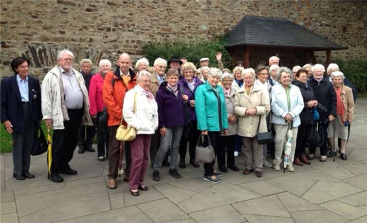Die TeilnehmerInnen vor der Stadtmauer in Ahrweiler.privat