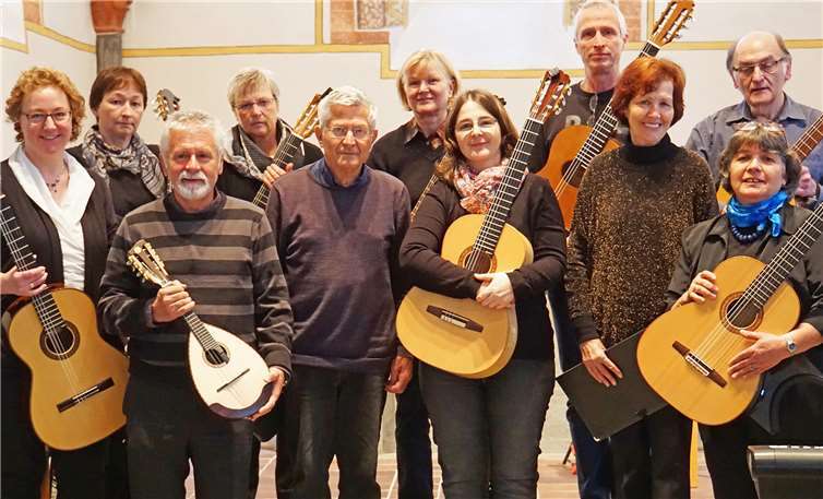Viel Freude beim gemeinsamen Musizieren  Die Teilnehmer/Innen waren mit großer Begeisterung beim Gitarrenseminar dabei.privat