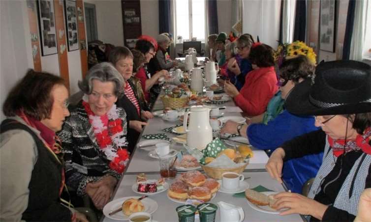 Die Teilnehmerinnen beim Karnevalsfrühstück des Frauentreffs.Privat