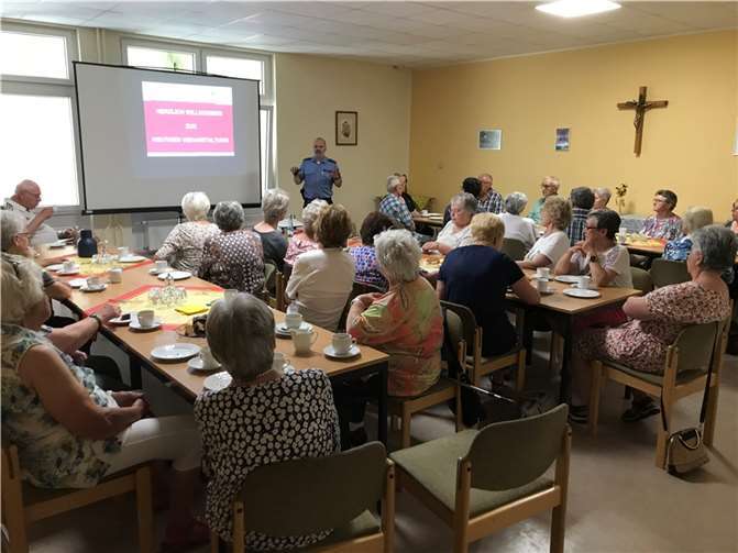 Die Teilnehmer*innen beim Vortrag im Pfarrheim St. Kastor.  Foto: Manni Puth