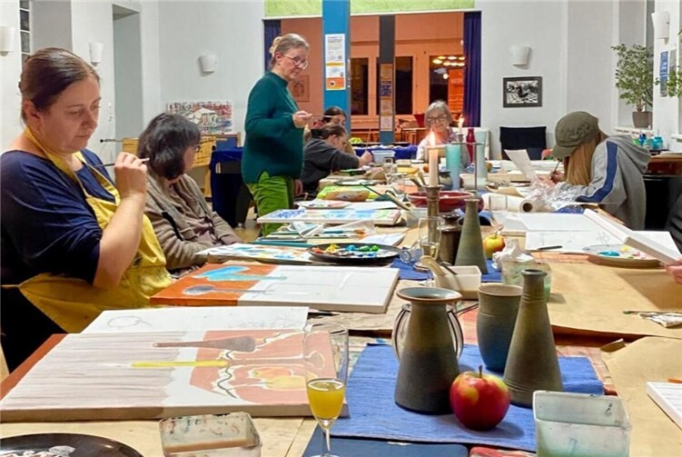 Die Teilnehmerinnen beim kreativen Experimentieren.Foto: Zoe Gallinger / Stadtverwaltung Lahnstein