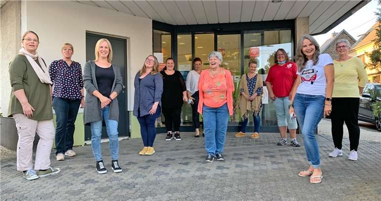 Die Teilnehmerinnen der Anschlussqualifizierung mit Annette Rühle vom Fachdienst Kindertagespflege (2.v.r.) und Kursleiterin Andrea Roggenfelder von der Familienbildungsstätte Mayen (6. v.r). Foto: Kreisverwaltung MYK