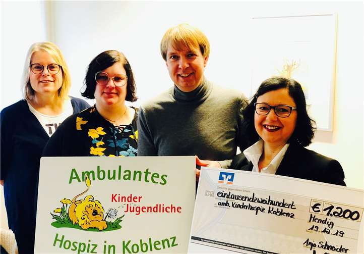 Die Teilnehmerinnen der WW Workshops übergeben die Spende- Foto: privat