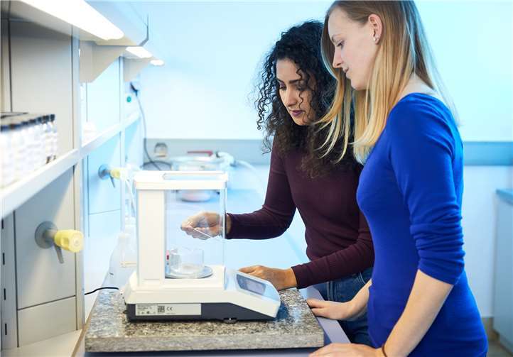 Die Teilnehmerinnen der beiden Programme werden auch die Labore der Hochschule Koblenz an den Standorten Koblenz und Höhr-Grenzhausen kennenlernen. Foto: Hochschule Koblenz/Gloger