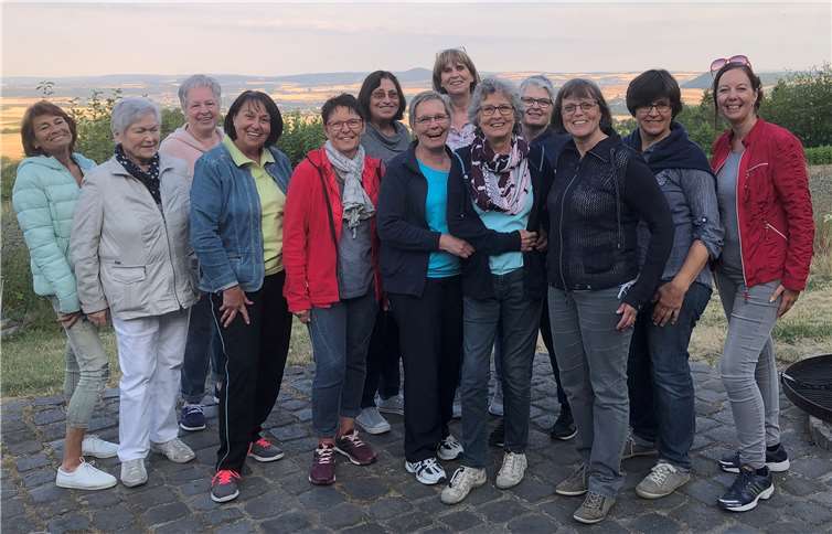 Die Teilnehmerinnen des „Abend-Aktiv-Kreises“ der Frauenselbsthilfe nach Krebs in der Permakultur in Eich. Foto: privat