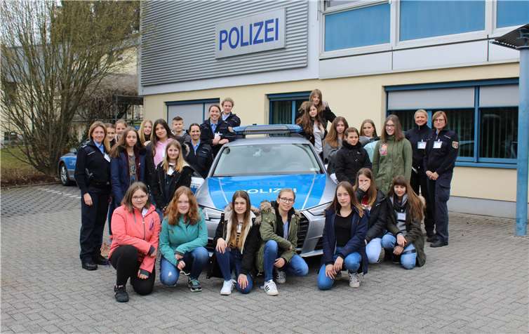 Die Teilnehmerinnen des „Girls’Day“ mit den Kolleginnen der PI Westerburg, die ihnen diesen Tag zu einem besonderen Erlebnis machten. Foto: PI Westerburg