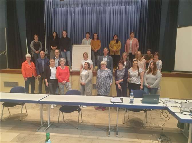 Die Teilnehmerinnen des Lehrgangs zur „Palliativ-Kompetenz“ in der Stadthalle Linz, begrüßt vom Leiter des Seniorenheimes und Vorstandsmitgliedern des Fördervereins. Foto: Förderverein