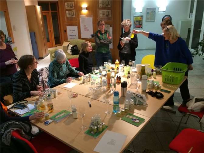 Die Teilnehmerinnen des „Naturkosmetikkurses in Aktion. Foto: privat