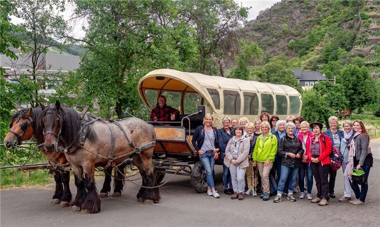 Die Teilnehmerinnen des Sommerausflugs fuhren mit einem Planwagen durch die Weinberge. Foto: Mandy Grimmiger