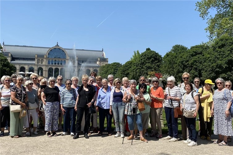 Die Teilnehmerinnen des Tagesausflugs der kfd Linz am Eingang des Botanischen Gartens in Köln