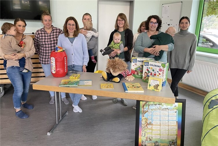 Sprachanregungen für die Allerkleinsten  Die Teilnehmerinnen folgten interessiert den Tipps von Logopädin Anne Kastor. Foto: Lisa Heidger