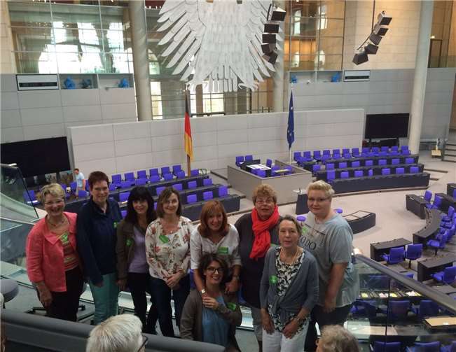 Die Teilnehmerinnen im Plenarsaal des Bundestags. privat