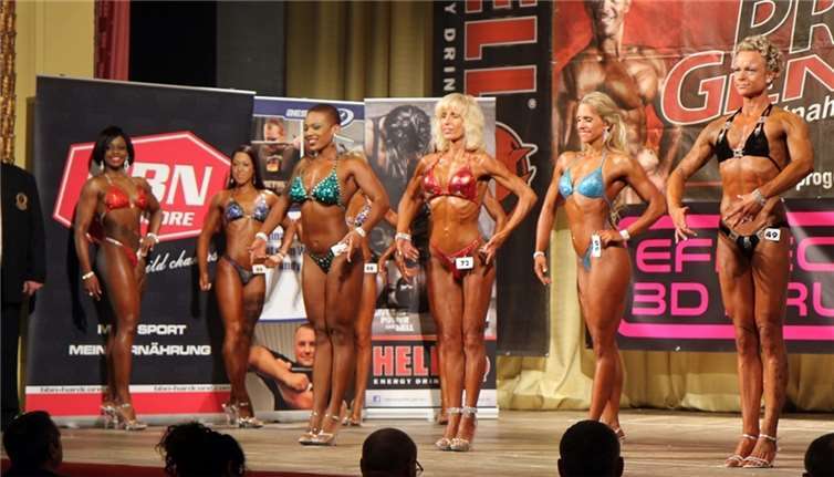 Die Teilnehmerinnen in der Klasse „Frauen Fitness Figur“.