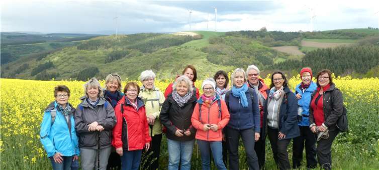 Die Teilnehmerinnen legten während ihrer Wanderung auf dem Pfälzer Höhenweg eine Pause ein, um ein Erinnerungsfoto zu schießen. Foto: privat
