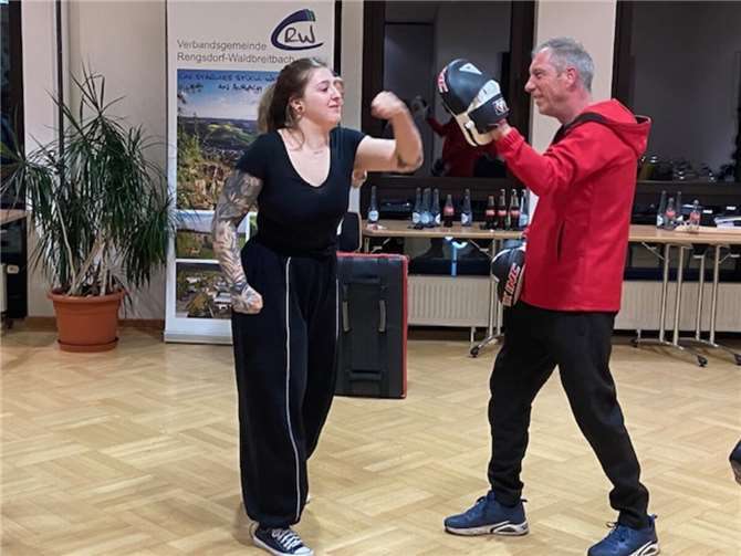 Die Teilnehmerinnen lernten praktische Übungen zur Verteidigung.  Fotos: Heike Kurz