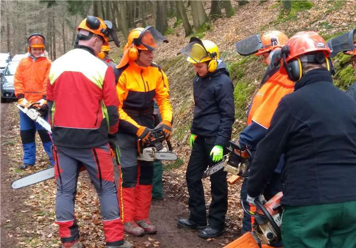 Die Teilnehmerinnen lernten unter fachkundiger Anleitung den Umgang mit schwerem Gerät.  privat