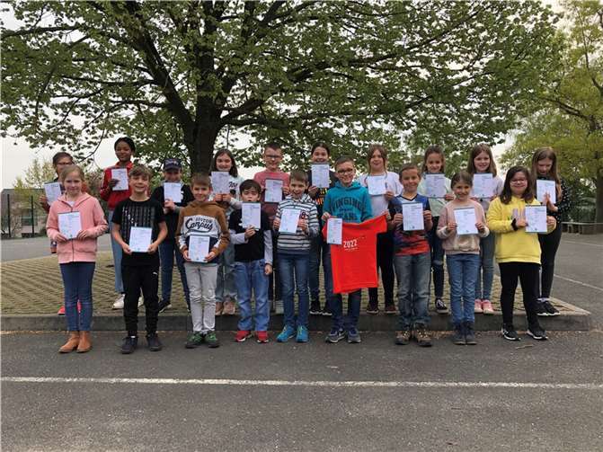 Die Teilnehmer*innen mit ihren Urkunden.  Foto: Grundschule Mertloch