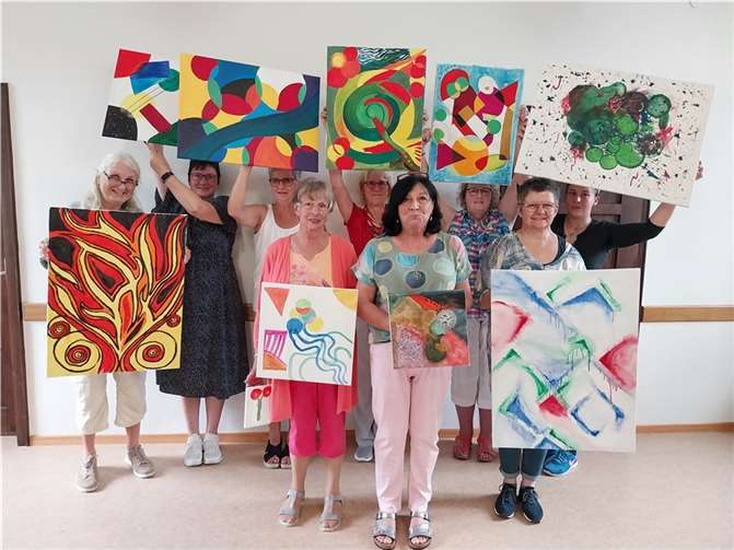 Die Teilnehmerinnen mit ihren Werken.  Foto: privat