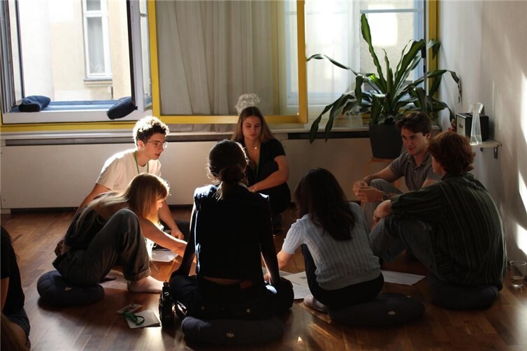Die Teilnehmer:innen nahmen an interaktiven Workshops im Democracy Camp teil