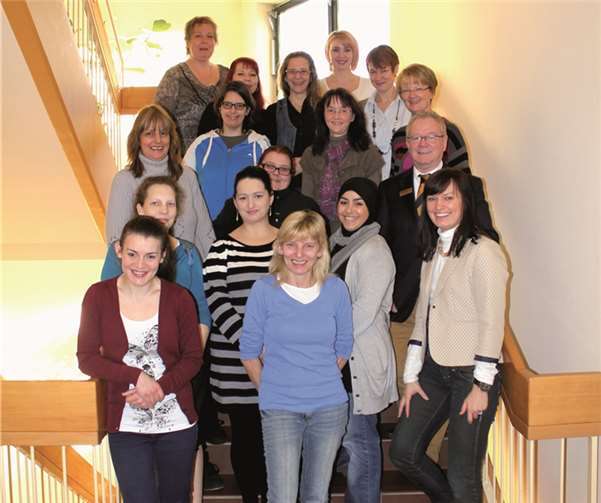 Die Teilnehmerinnen, nebst Betreuer, des Hauswirtschafterlehrgangs bei ihrer Abschlussfeier. privat