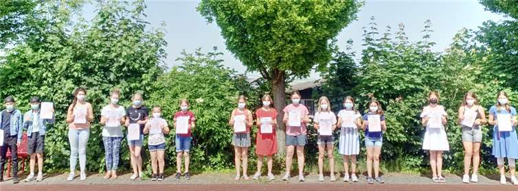 Die Teilnehmerinnen präsentieren ihr ALP-Zertifikat. Foto: privat