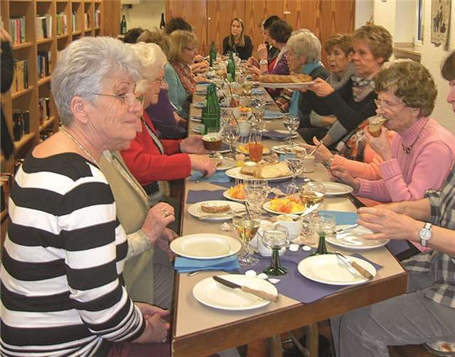 Die Teilnehmerinnen sprechen über die Probleme auf der paradiesischen Insel. privat