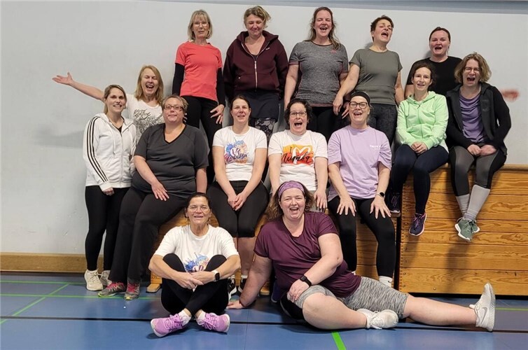 Die Teilnehmerinnen starten gut gelaunt in den neuen Zumba®-Fitnesskurs der TG.Foto: privat