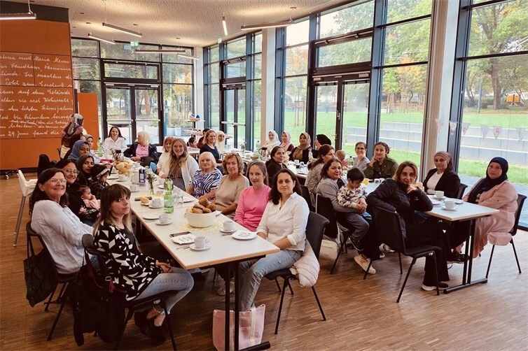 Die Teilnehmerinnen tauschten sich bei einem internationalen Frühstücksbuffet in lockerer Atmosphäre aus.