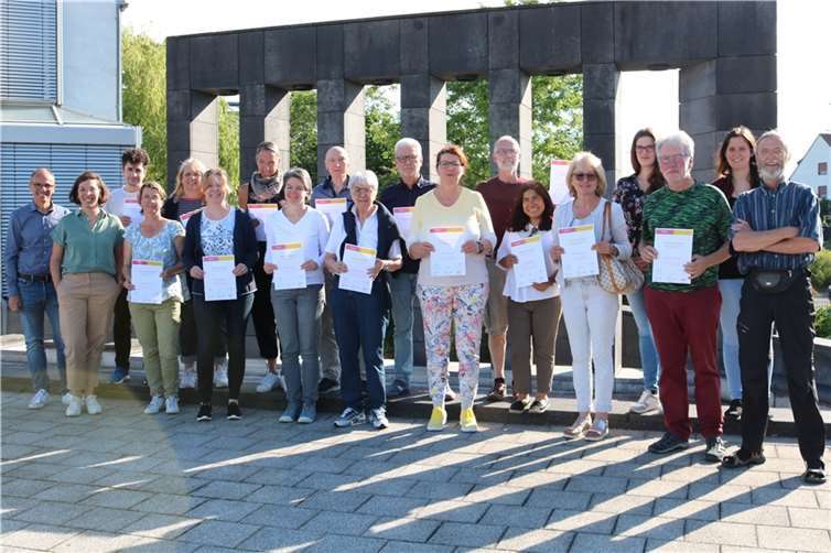 Die Teilnehmerinnen und Teilnehmer an der Kursreihe Klimafit, die die Volkshochschulen der Verbandsgemeinde Weißenthurm und der Stadt Andernach gemeinsam angeboten haben, erhielten in Weißenthurm ihre Zertifikate. Mit im Bild Kursleiter Norbert Dümpelfeld (re.), die Leiterin der VHS Andernach, Julia Dormayer (2.v.li.), der Leiter der VG-VHS, Sven Normann (li.) sowie die VG-Klimaschutzmanagerin Jennifer Vogt (2.v.re.) und ihre Andernacher Amtskollegin Mona Maar (4.v.re.). Quelle: VG Weißenthurm