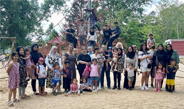 Die Teilnehmerinnen und Teilnehmer beim Ausflug zum Tier- und Erlebnispark Bell im Hunsrück. Foto: Christa Fröhlich