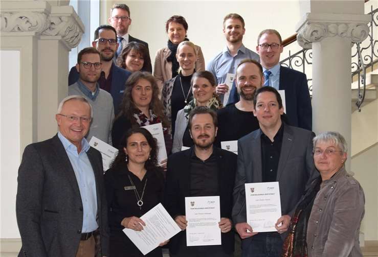 Die Teilnehmerinnen und Teilnehmer der Qualifizierungsmaßnahme mit Landrat Achim Hallerbach, den Personalverantwortlichen der Kreisverwaltung und der Personalratsvorsitzenden. Foto: Kreisverwaltung Neuwied