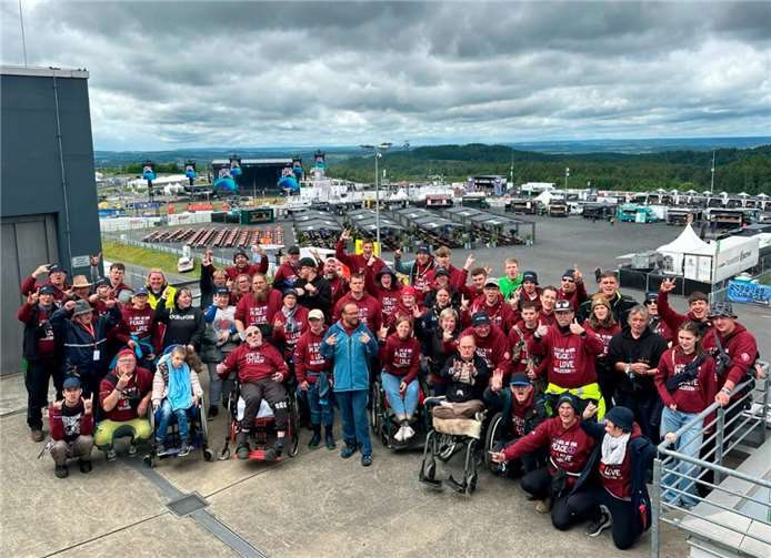 Die Teilnehmerinnen und Teilnehmer der Inklusionsfreizeit „Rock am Ring 2025“.  Foto: privat