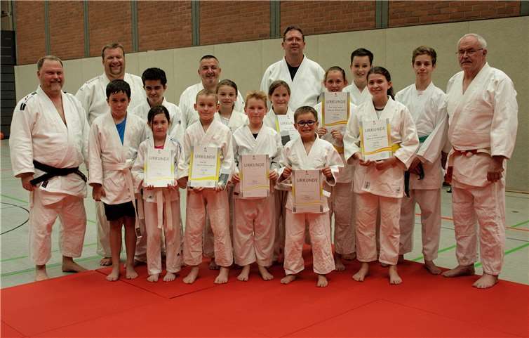 Die Teilnehmerinnen und Teilnehmer der Judo-Gürtelprüfung (weiß-gelber Gürtel bis grüner Gürtel) mit ihrem Trainer und Betreuern (schwarzer Gürtel und rot-weißer Gürtel) der Sportfreunde Montabaur. Foto: privat