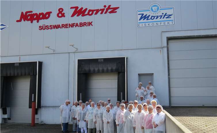 Die Teilnehmerinnen und Teilnehmer der Landfrauentagestour vor der Süsswarenfabrik WaWi.privat