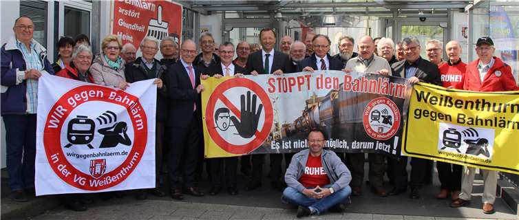 Die Teilnehmerinnen und Teilnehmer der Mahnwache gegen Bahnlärm am „Tag gegen Lärm 2017“. privat